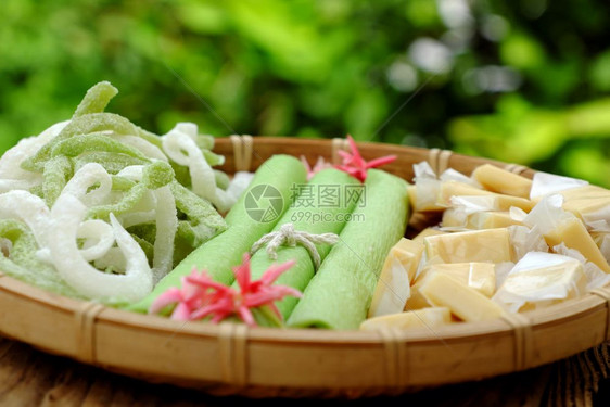 黑暗的受欢迎来自椰子一组产品包括糖果牛奶米纸椰油深豆酱果或椰子水是越南流行的食物零和绿色背景的饮料庄图片