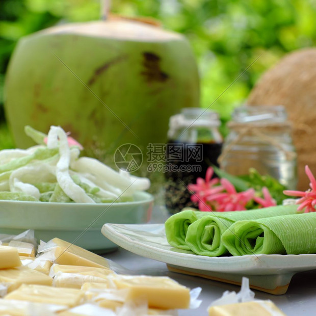 收藏或者自然来椰子的一组产品包括糖果牛奶米纸椰油深豆酱果或椰子水是越南流行的食物零和绿色背景的饮料图片