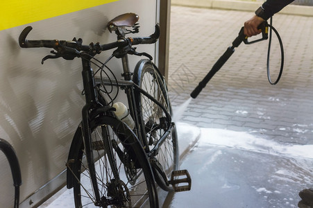 一种户外清洗自行车用高压软管清洗自行车在下面图片