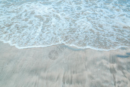 在暴风雨天气中拍打沙滩的海浪背景前质地模糊图片