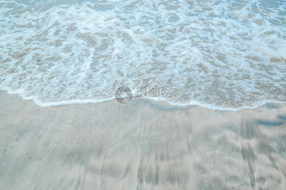 在暴风雨天气中拍打沙滩的海浪背景前质地模糊图片