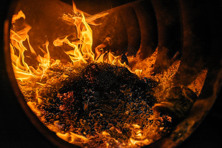 红色的火焰柴开着炉灶火烧烈里面有煤炭图片