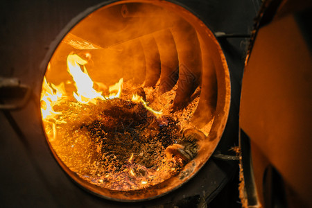 钢坯壁炉木头开着灶火烧烈里面有煤炭图片