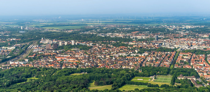 天线铁路树木Braunschweig市南边的空中观察包括火车站部分地区有独立房屋的住宅楼梯田式房屋和高楼大飞机等建筑以及Brau图片