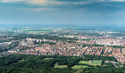 Braunschweig市南边的空中观察包括火车站部分地区有独立房屋的住宅楼梯田式房屋和高楼大6月8日块公寓不伦瑞克图片