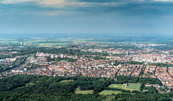 Braunschweig市南边的空中观察包括火车站部分地区有独立房屋的住宅楼梯田式房屋和高楼大6月8日块公寓不伦瑞克图片