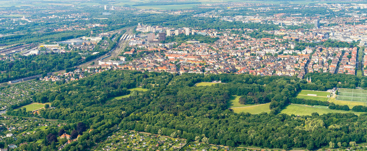 密切边缘Braunschweig市南边的空中观察包括火车站部分地区有独立房屋的住宅楼梯田式房屋和高楼大6月8日轨道图片