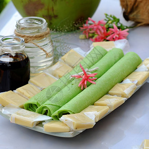 颜色来自椰子的一组产品包括糖果牛奶米纸椰油深豆酱果或椰子水是越南流行的食物零和绿色背景的饮料甜收藏图片