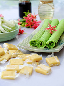 美味的庄蛋糕来自椰子的产品组包括糖果牛奶米纸椰子油深豆酱果或椰子水是越南流行的食物零和白底饮料图片
