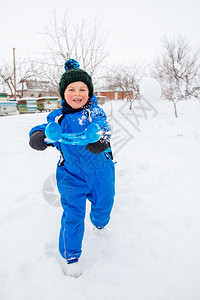 雪地里玩耍的小男孩图片