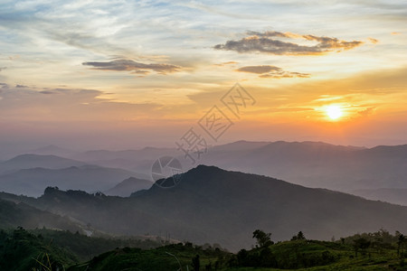 泰国清莱省PhuChiFa森林公园PhuFaForestPark观景点的冬季日落时山上美丽的风景自然有太阳云雾和明亮的天空阳光色图片