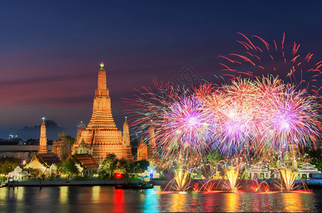 城市景观国民著名的泰清晨寺庙曼谷WatArun寺的曼谷新年倒计时烟火图片