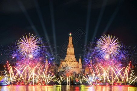 泰国清晨寺庙曼谷WatArun寺的曼谷新年倒计时烟火船佛教建筑学图片