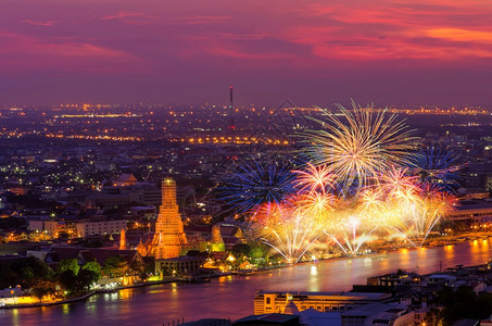 宗教披耶东南泰国清晨寺庙曼谷WatArun寺的曼谷新年倒计时烟火图片