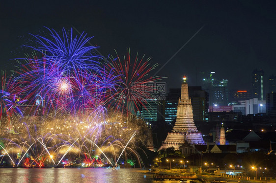 黄昏新的泰国清晨寺庙曼谷WatArun寺的曼谷新年倒计时烟火花图片