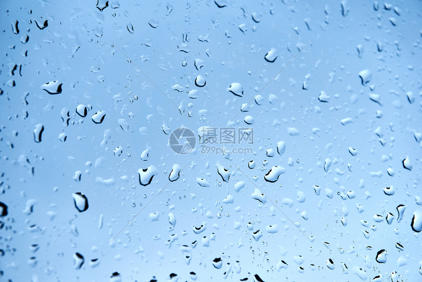 窗口上的雨滴斑点溅抽象的图片