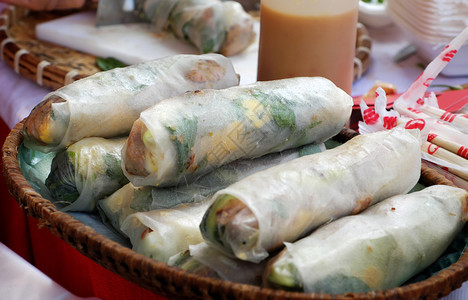 亚洲人滚动制作越南街头食物米纸卷越南胡志明市烹饪展BinhDinh的著名小点心以及肉蛋蔬菜等配料图片