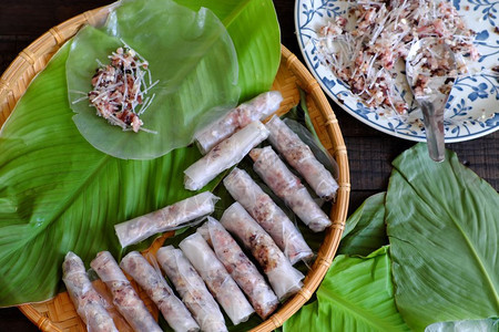 木制的春天自做越南鸡蛋卷或春焦豆是越南菜食的流行品用肉和包装纸填满食物图片