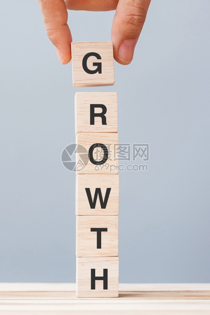 价值步拥有GROWTH商业名词成功利润经济和金融概念的手握木块商家男子方向图片