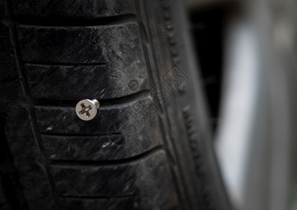 车辆警告汽紧关的按键头针金属螺钉被刺穿成轮胎图片