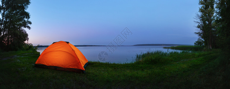 日出夜晚湖边旅行帐篷内远足图片