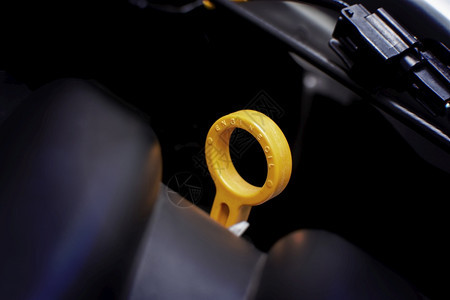 用于检查发动机系统油水平的黄色标准板油级表汽车部件概念用于检查发动机系统油水平的含黄色机械工作修理图片
