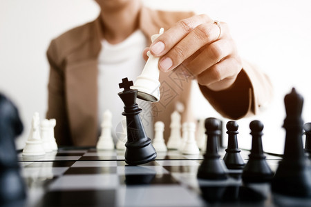力量黑色的在任战略和竞争概念中象棋商业执行官玩实职战略和竞争概念木板图片