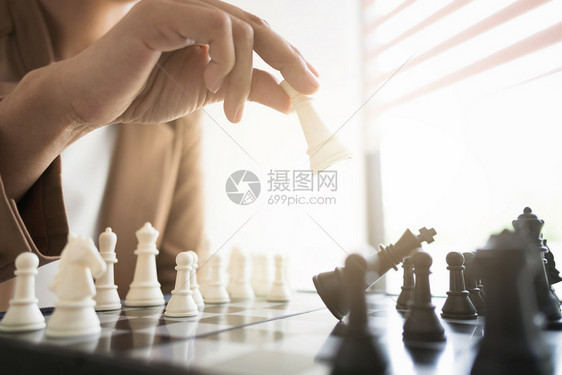 黑色的手在任战略和竞争概念中象棋商业执行官玩实职战略和竞争概念智力图片