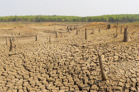 天空全球升温夏季的干旱地面是燥的蓄水池梅穆赫兰邦泰国全球变暖干旱裂缝灾难图片