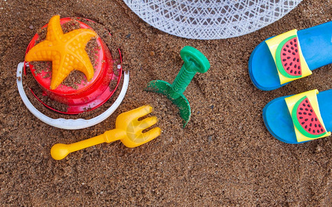 颜色桶儿童在沙滩玩具和夏装饰品还有篇幅供你们阅读的文本用夏季快乐和儿童玩的概念您图片