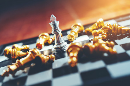 成功的商业领导者概念的象棋游戏战略对手图片