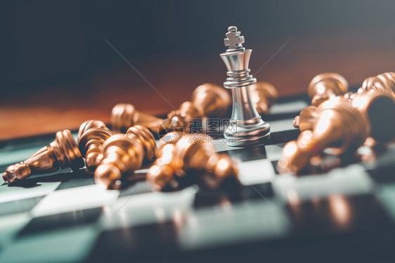 匹配赢将死成功商业领导者概念的象棋游戏图片