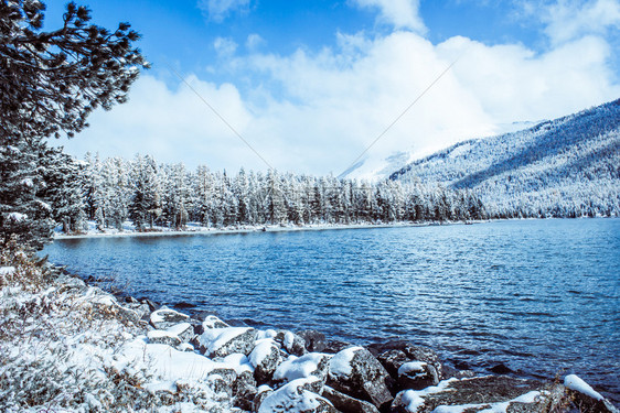 镜子白色的全景冬季湖面镜像表和山脉上第一次积雪前往阿尔泰山区公园旅行Altai山图片