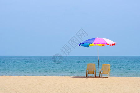 冲浪支撑夏季背景椅子以及海滩和滨背景及带复制空间的彩色雨伞热图片