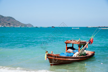 反射该地区渔民小船型水风景优美图片