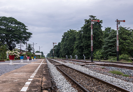 轨火车在泰国北线铁路院落与交通信号杆相连接的农村站平台泰国北部线家图片