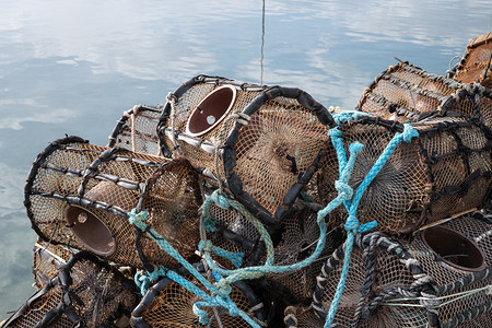 大西洋班牙加利亚码头的龙虾和螃蟹锅堆叠的海岸线图片