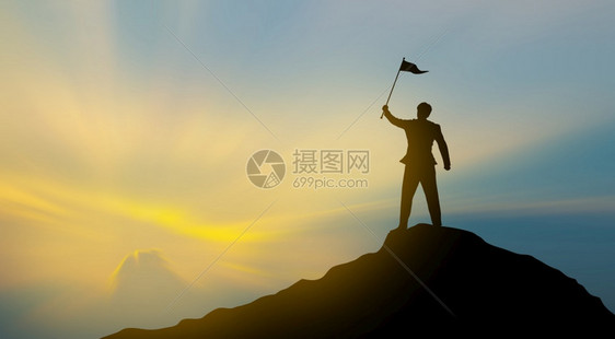 轮廓山顶上人月光照亮背景商业成功领导才能成就和人的概念在天空和阳光下自然由图片