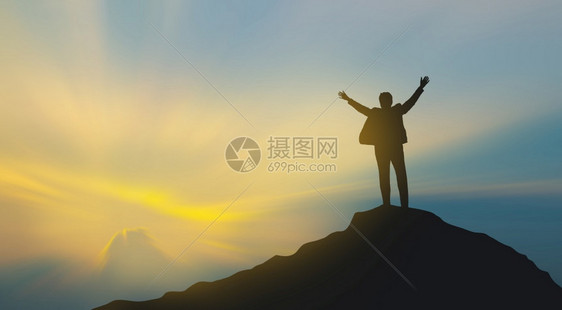 常设赢户外山顶上人月光照亮背景商业成功领导才能成就和人的概念在天空和阳光下图片