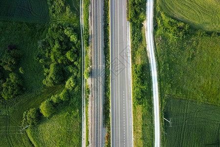 速度天线乡村景观中的鸟瞰图铁路和公乡村景观中的鸟瞰图铁路和公移动图片