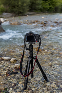 摄像机站在河里热带冒险岩石图片