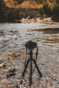 摄像机站在河里接触照片瀑布图片
