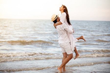 海滩上开心亲密的情侣图片