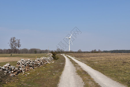 草地季节在瑞典群岛奥兰前面有风车的乡村公路图片
