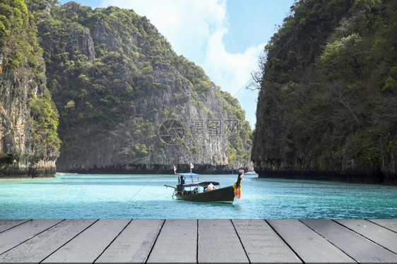 海浪甲米在安达曼海中的玛雅湾和在泰国布吉看到山的木船海洋图片