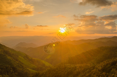 秋天森林日落时的山脉风光图片