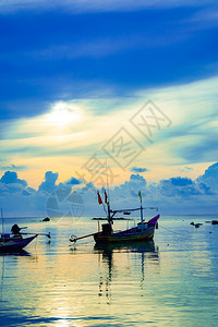 海上渔船日落和木制只的休游海岸热带云图片