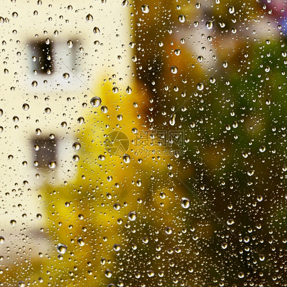 秋天季节背景窗户上有雨滴的季节风抽象的降低城市图片
