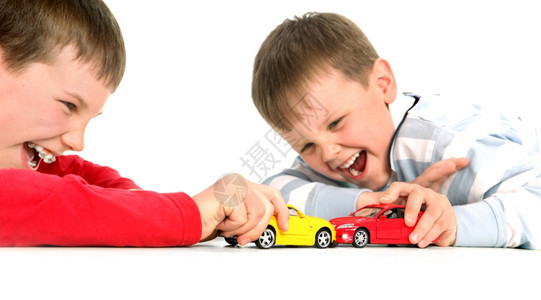 碰撞手两个男孩在白色背景下玩汽车事故俏皮图片