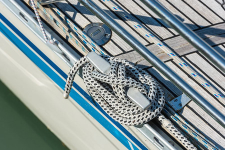 在游艇一侧用绳子和缠结的尾端捆绑在领带上甲板海一种图片
